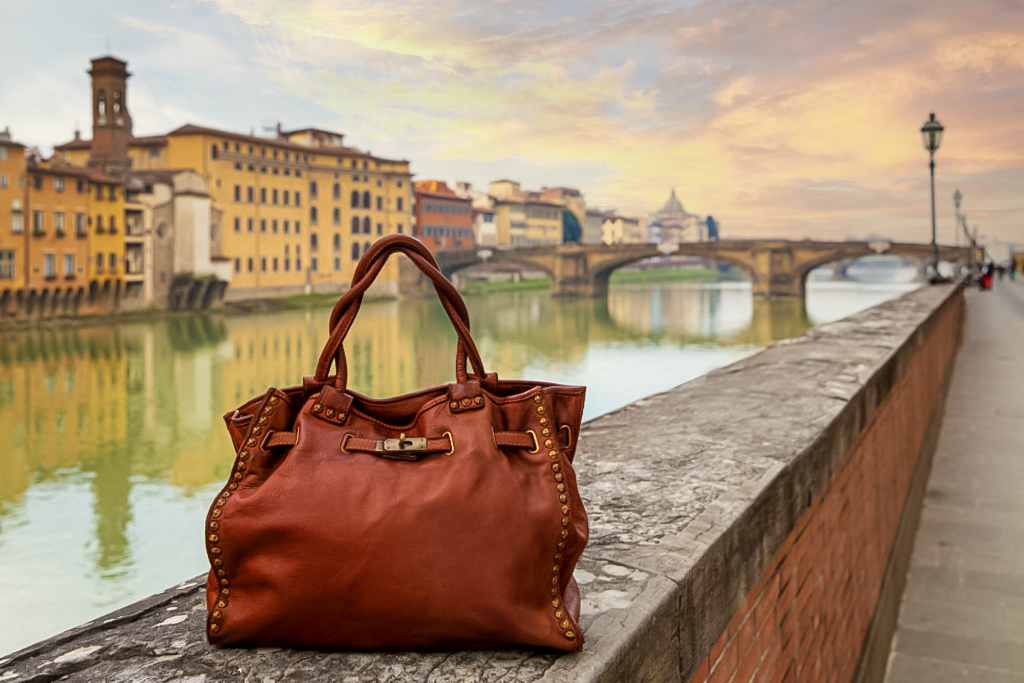 Borsa di pelle iJacketto sul ponte Trinita, Firenze.